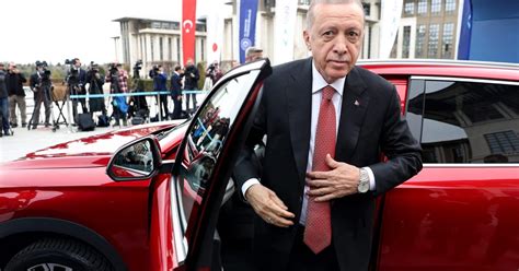 Erdoğan back on the campaign trail after falling ill earlier this week